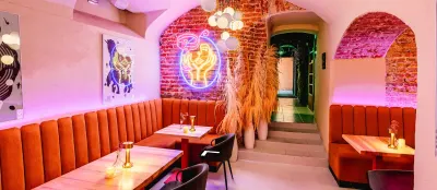 Sala restauracji Ale Sztuka pod ceglanym sklepieniem, Krakowskie Przedmieście w Warszawie, kadr ze spaceru 360°