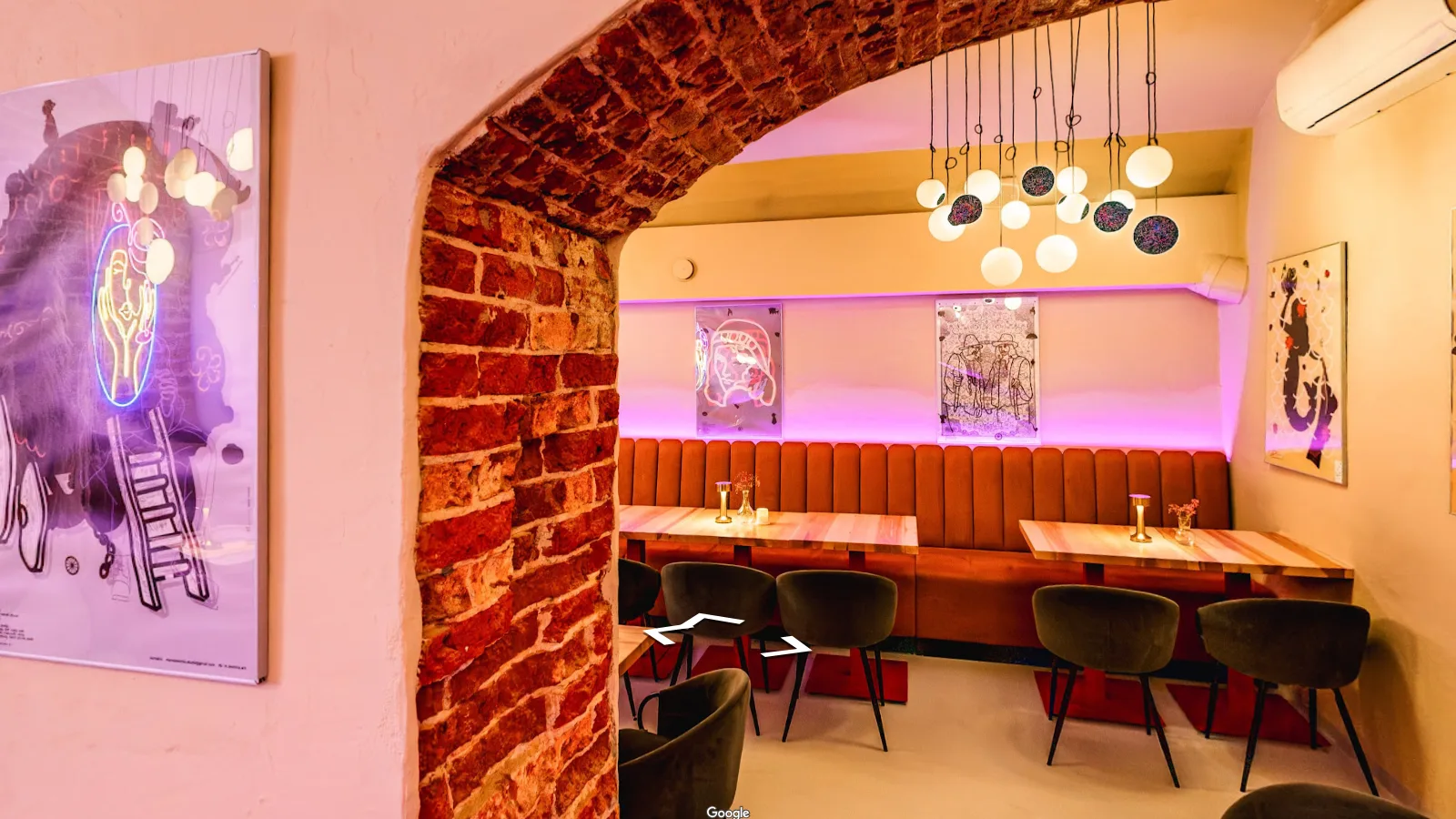 Ale Sztuka, kadr ze spaceru 360°: sala z ceglanym łukiem i neonem