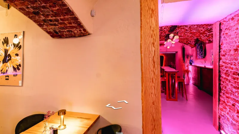 Ale Sztuka, kadr ze spaceru 360°: przejście do baru w różowym świetle