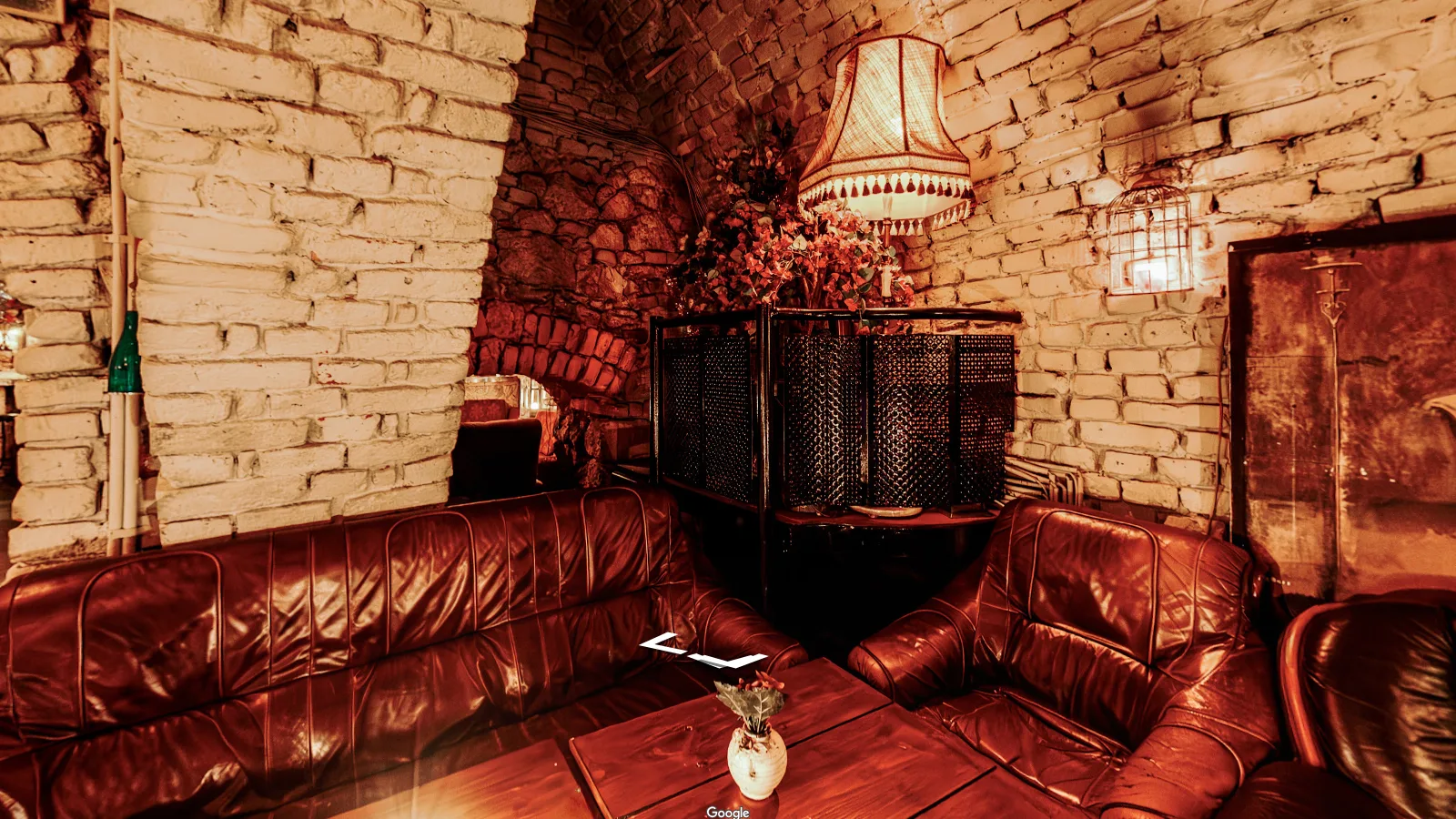 Black Gallery Pub, kadr ze spaceru 360°: skórzane kanapy pod ceglaną ścianą
