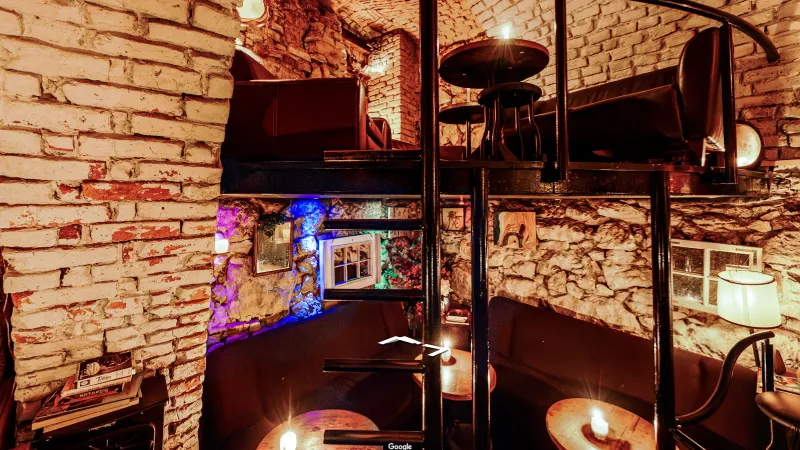 Black Gallery Pub, kadr ze spaceru 360°: antresola i przejście do kolejnej sali