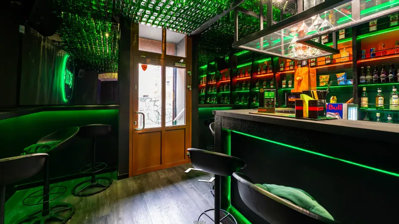 Juggernaut, kadr ze spaceru 360°: bar z zielonym podświetleniem i półkami