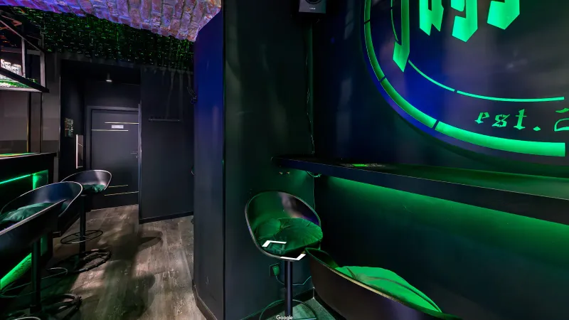 Juggernaut, kadr ze spaceru 360°: neon na ścianie baru