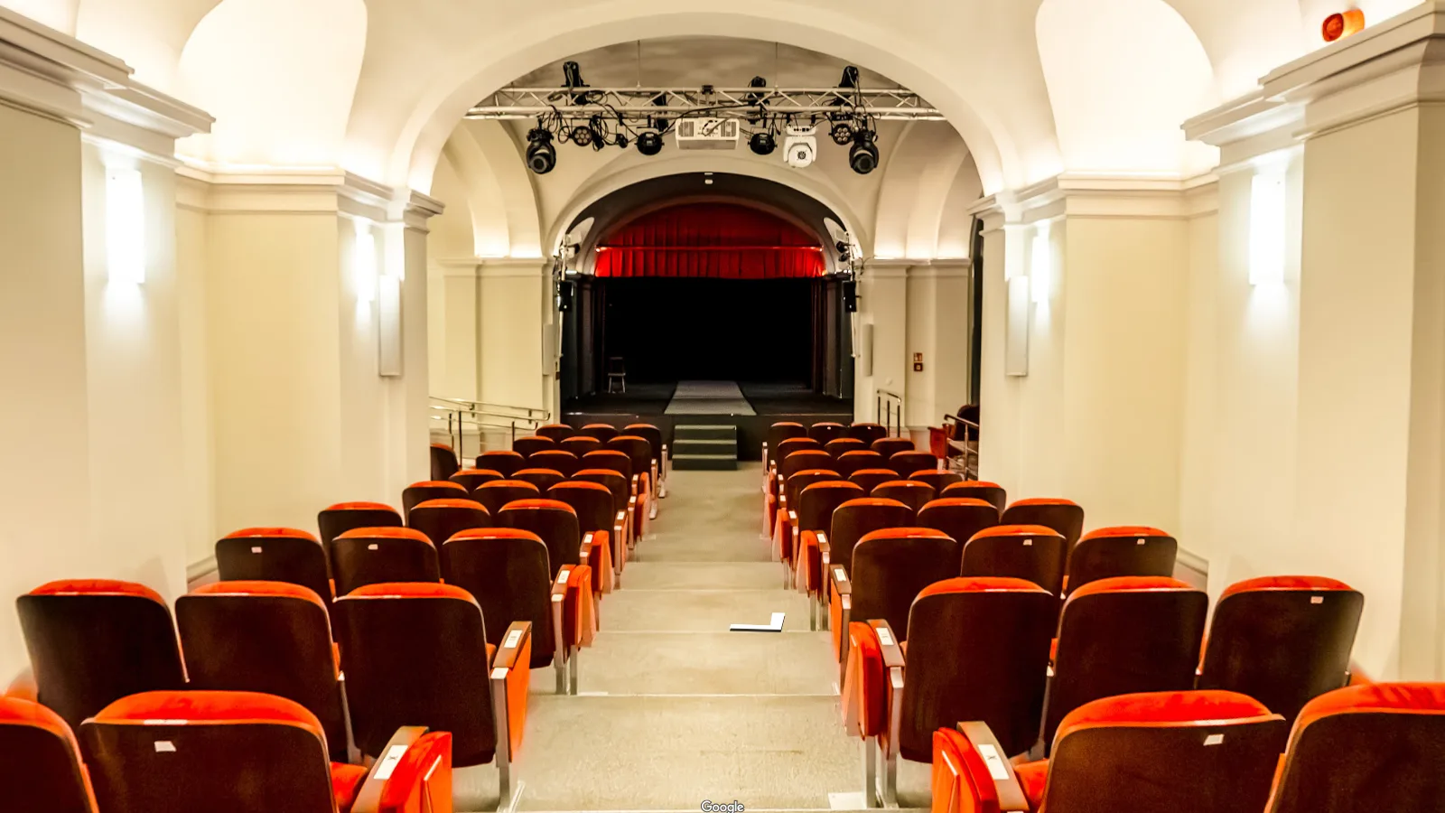 Kościół Wszystkich Świętych w Warszawie, Dolny kościół: sala ze sceną: kadr ze spaceru 360°