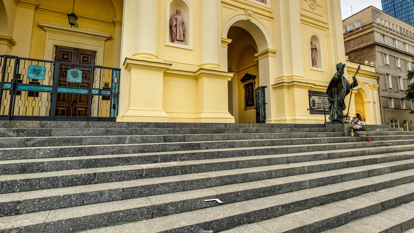 Kościół Wszystkich Świętych w Warszawie, Schody i wejście główne: kadr ze spaceru 360°