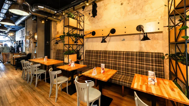 Mr Pancake, kadr ze spaceru 360°: sala z kanapami w kratę