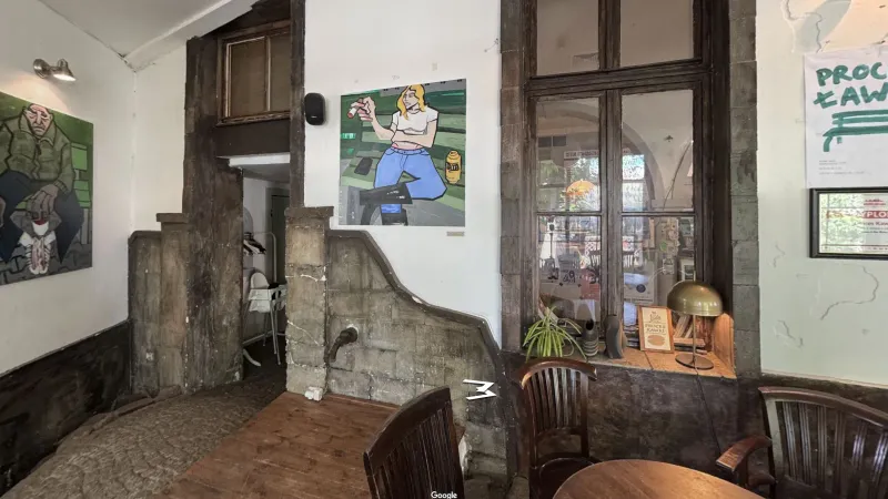 Proces Kawki, kadr ze spaceru 360°: ściany kamienicy i obrazy w sali