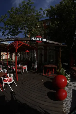 Pięć zdjęć tego samego kadru tarasu restauracji, od najciemniejszego do najjaśniejszego