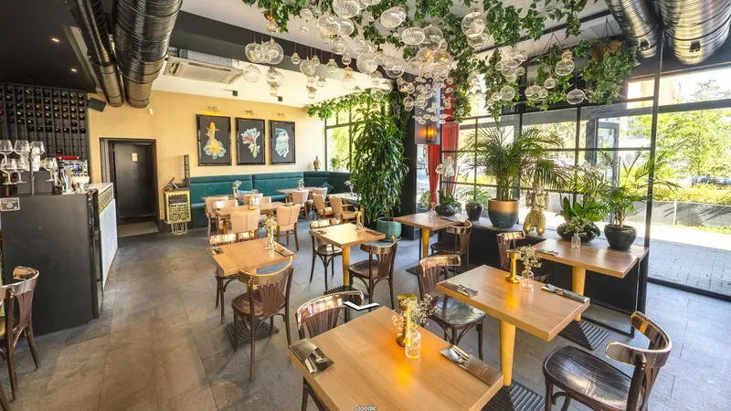 Sala restauracji San Thai od strony okien, ul. Próżna w Warszawie, kadr z panoramy 360°