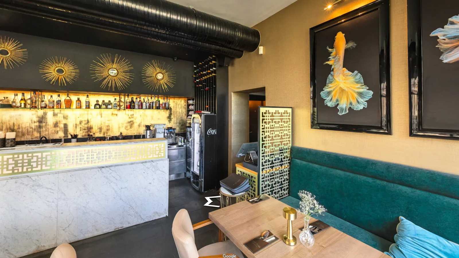 San Thai, kadr ze spaceru 360°: bar i turkusowe kanapy pod obrazami