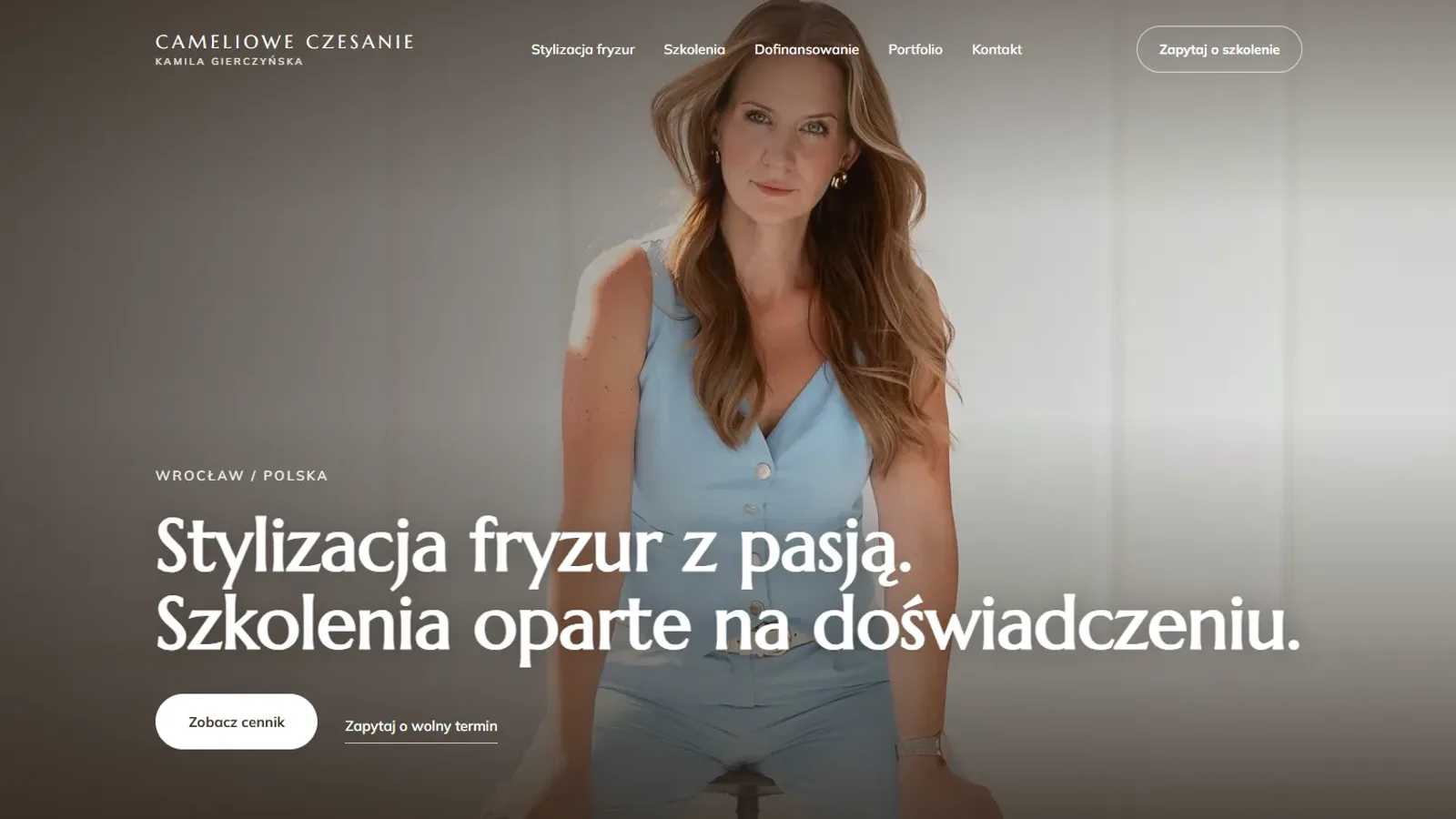 Strona camelioweczesanie.com na komputerze: pełnoekranowe zdjęcie Kamili w błękitnym komplecie, nagłówek Stylizacja fryzur z pasją. Szkolenia oparte na doświadczeniu, przyciski Zobacz cennik i Zapytaj o wolny termin