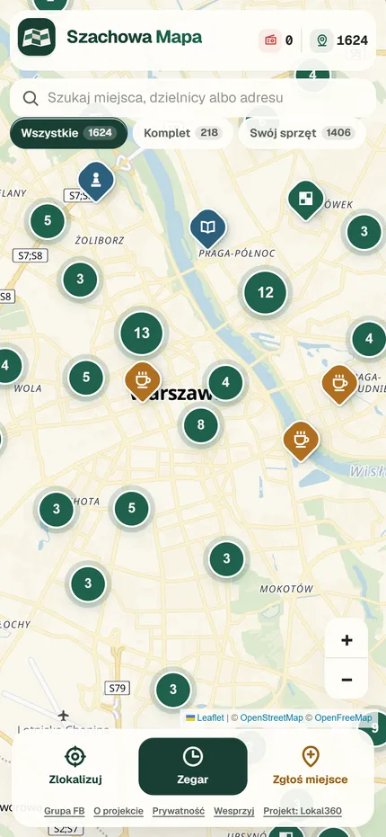 Szachowa Mapa na telefonie: mapa Warszawy z klastrami, wyszukiwarka i dolny pasek z przyciskami Zlokalizuj, Zegar i Zgłoś miejsce