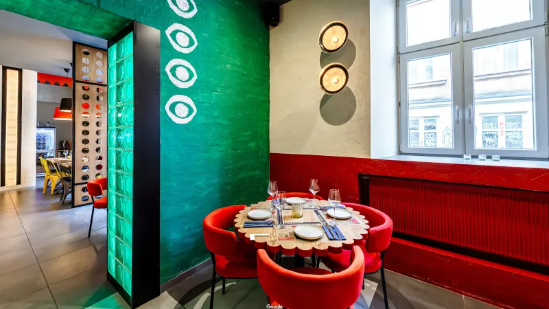 Volver, kadr ze spaceru 360°: czerwona wnęka pod oknem